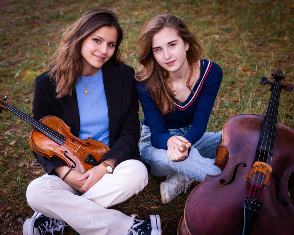 Foto van Donna en Luna van Leeuwen met Viool en Cello. Foto door Alex Schröder